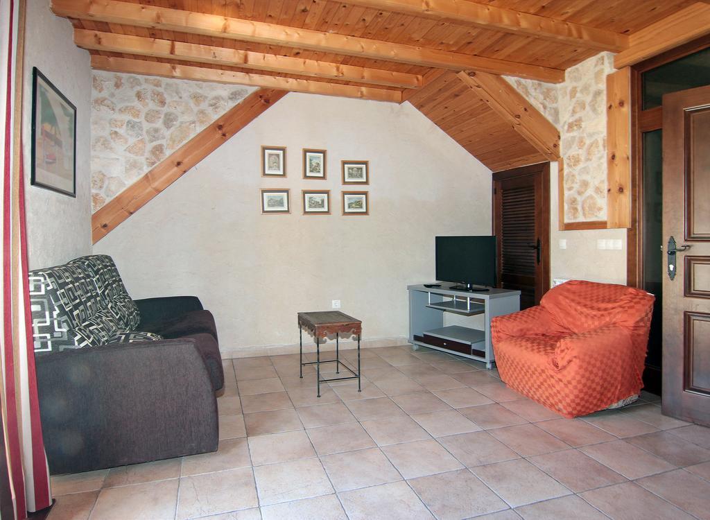 Apartamentos Turisticos Los Abuelos Montemayor de Pililla Kültér fotó